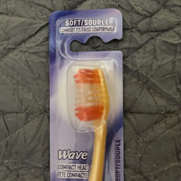 NEW Colgate Wave Gum Comfort Toothbrush Soft Compact Head Orange - Lot 12/13/23 - Picture 2 of 6